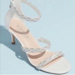 DE BLOSSOM COLLECTION WHITE BRIDAL STRAP HEELS SIZE 9 GREAT CONDITION